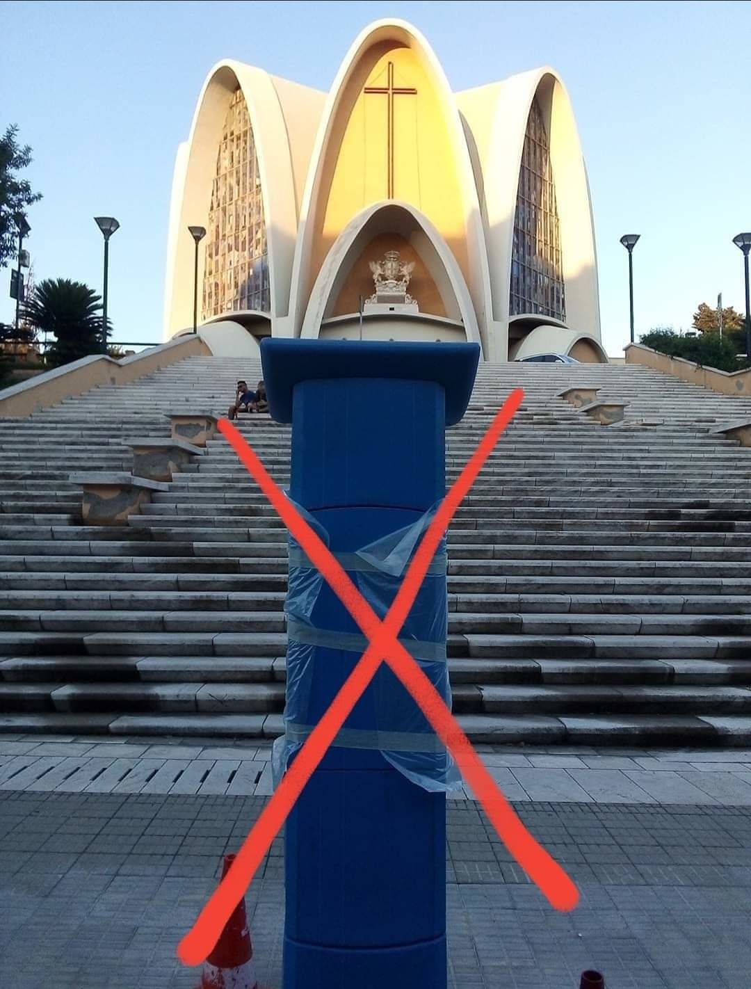 Cagliari, “la colonnina dei ticket davanti alla chiesa è oscena: rimuovetela subito”
