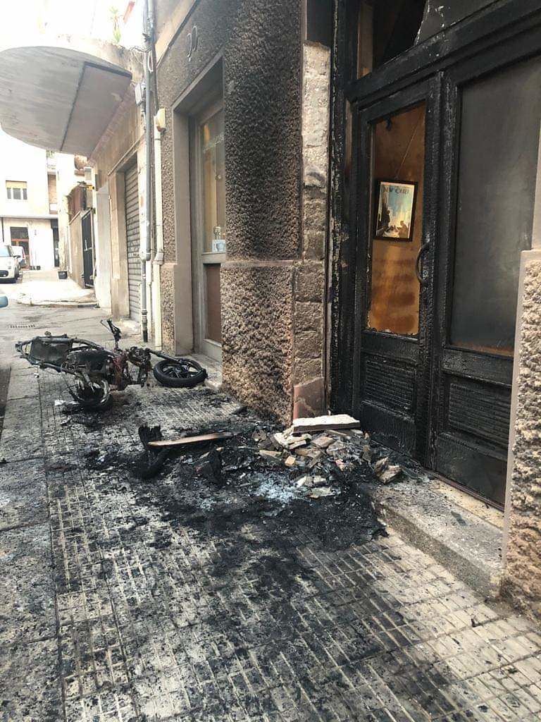 Cagliari, incendiato l’ingresso di Cucina Eat: “Dopo il Covid ne avevamo bisogno…”