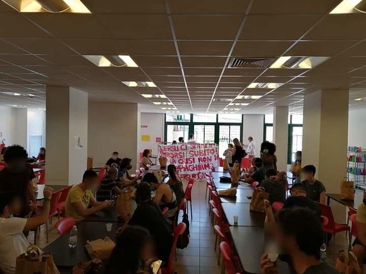 Cagliari, riaprono le cucine per gli universitari: fornelli ancora spenti nelle mense