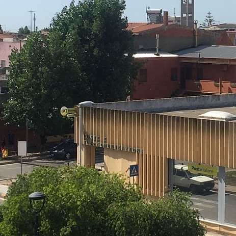 Un gazebo per ripararsi dal sole nei pressi dell’ufficio postale: la “soluzione” va di moda ad Assemini