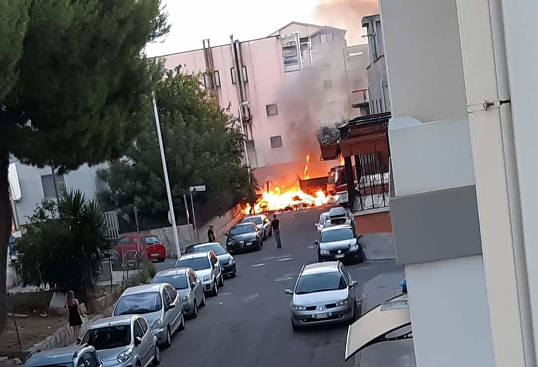 Maxi rogo di rifiuti a Pirri, alba di fuoco: “Non bastano le telecamere”