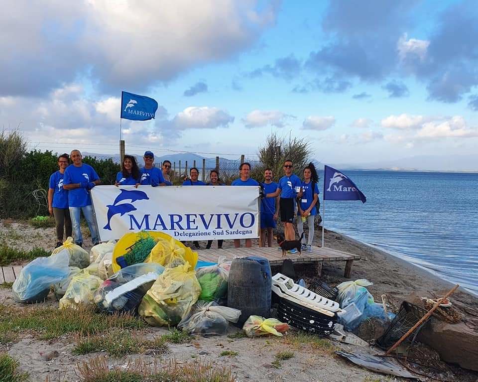 Pulizia delle spiagge a Sant’Antioco, riempite 35 buste di spazzatura a Is Prunis