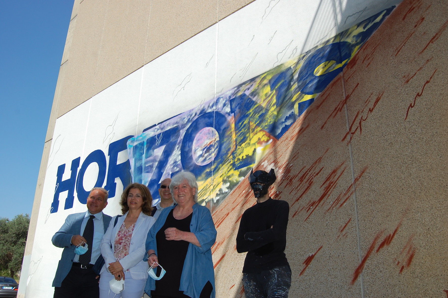 Monserrato, il graffito di Manu Invisible per invitare i ragazzi a iscriversi all’Università