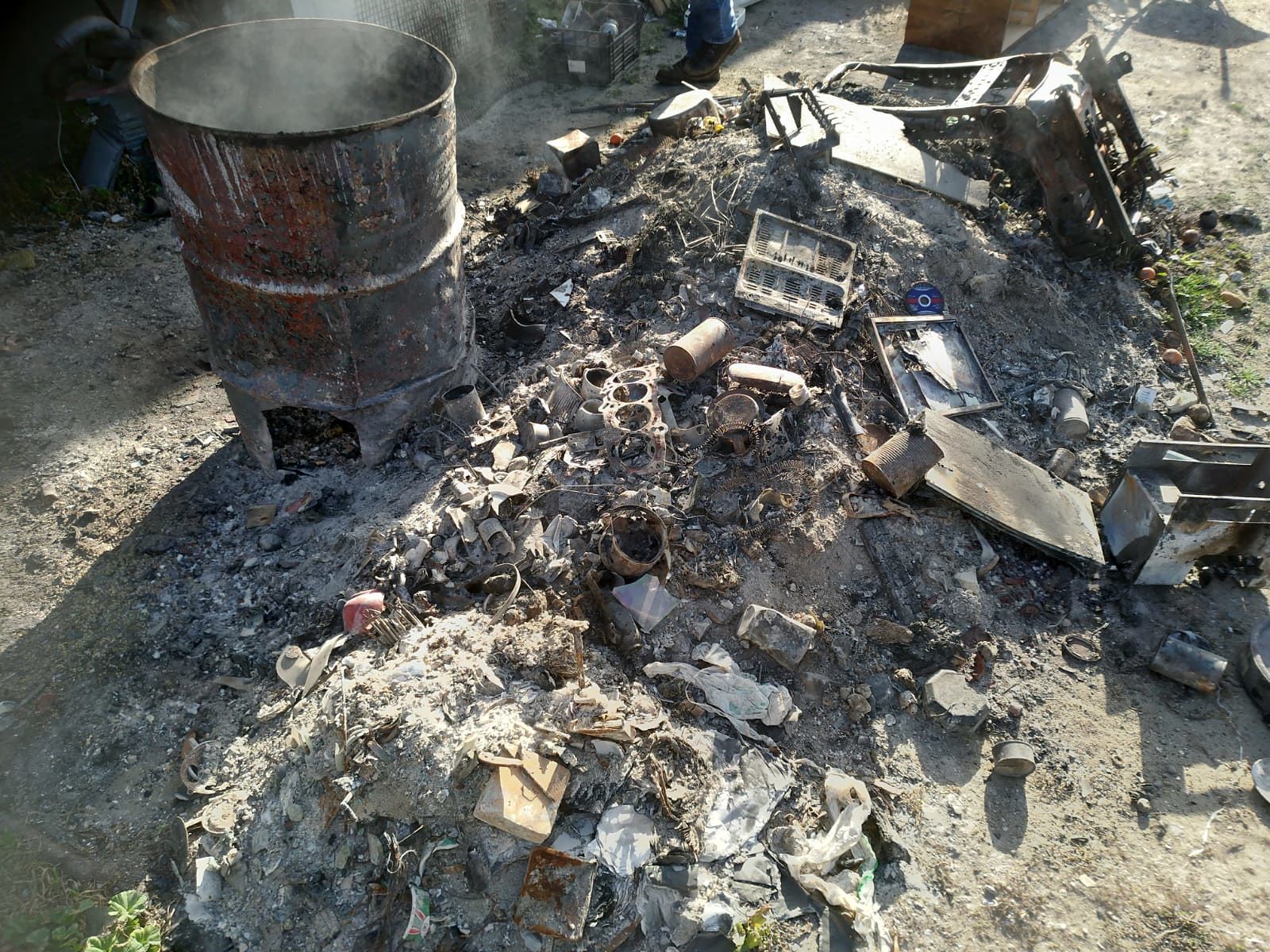 Roghi di rifiuti pericolosi e fumi neri accanto alla 554: 2 fratelli di Cagliari ai domiciliari