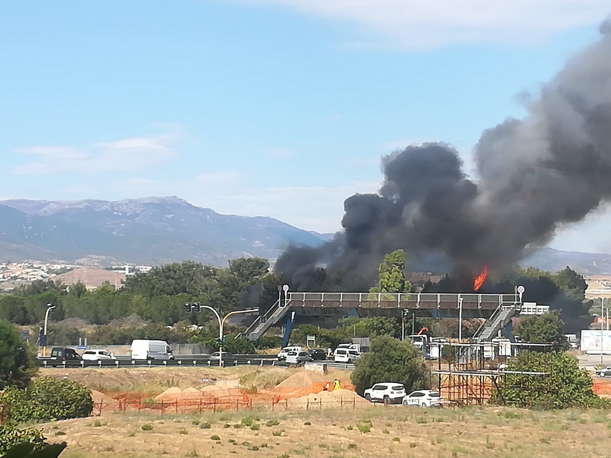 Ennesimo incendio a Selargius, fiamme alte nei pressi della 554