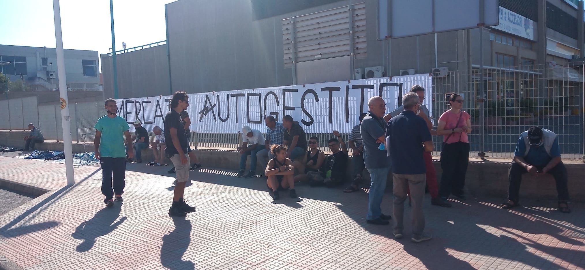 Cagliari, gli ambulanti “ribelli” occupano via Simeto: “Vogliamo autogestire il nostro mercatino” 