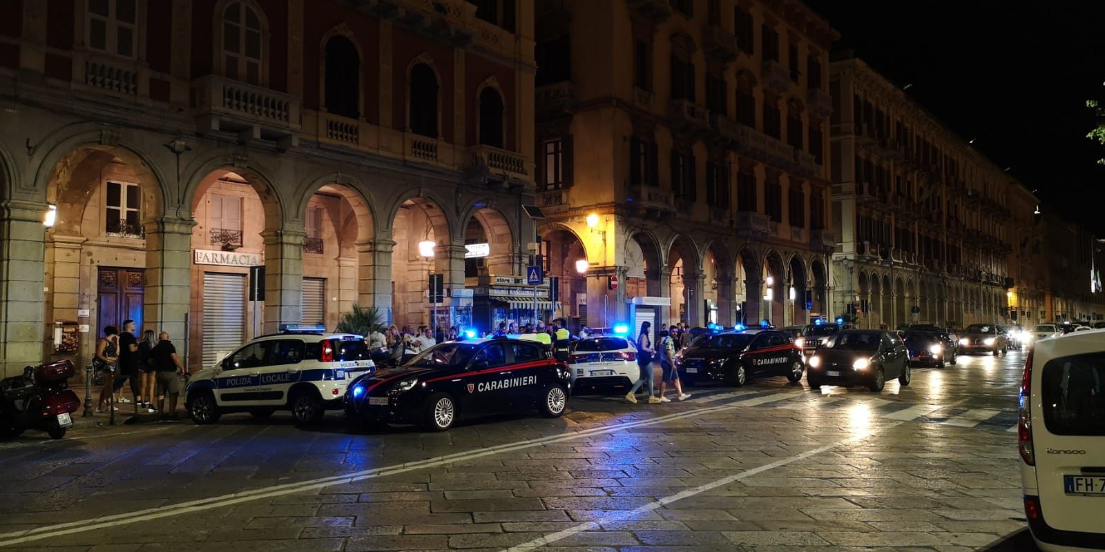 Cagliari, rissa tra coppia di sbandati e clienti di un ristorante: caos in via Roma