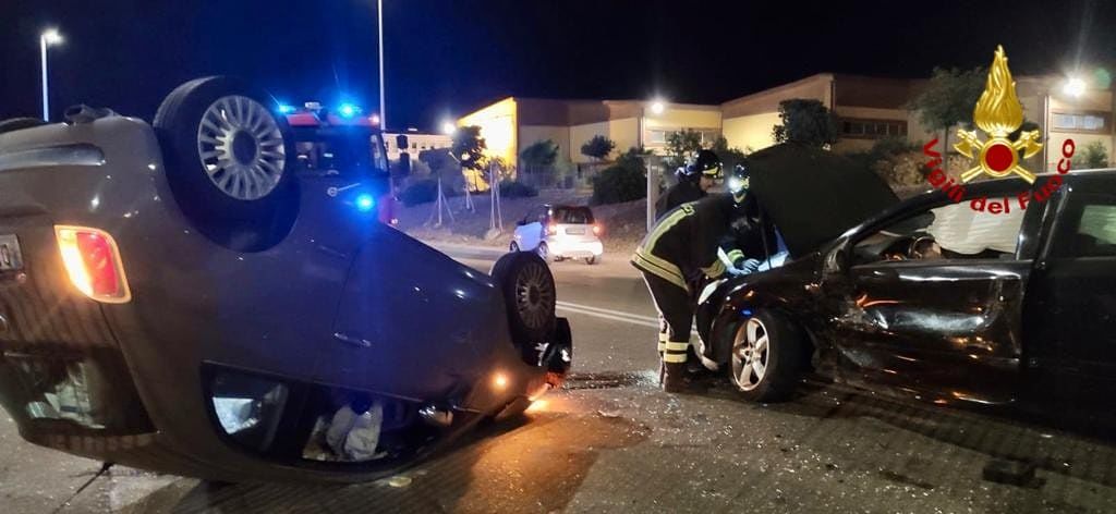 Cagliari, brutto schianto tra auto in viale Elmas: due feriti trasportati all’ospedale