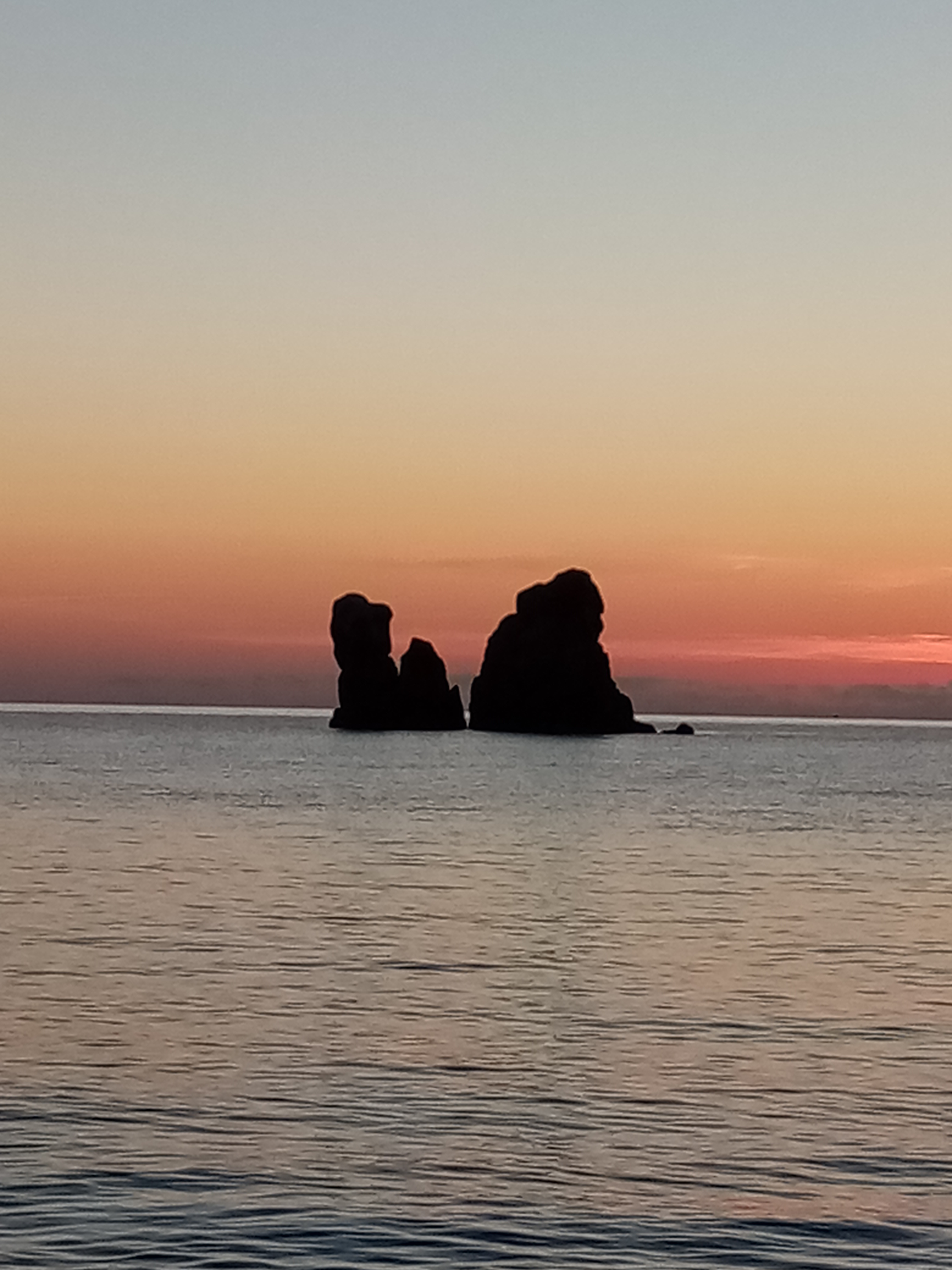 Buongiorno privilegiato dai Faraglioni di Cea nello scatto di Giampiero Massidda