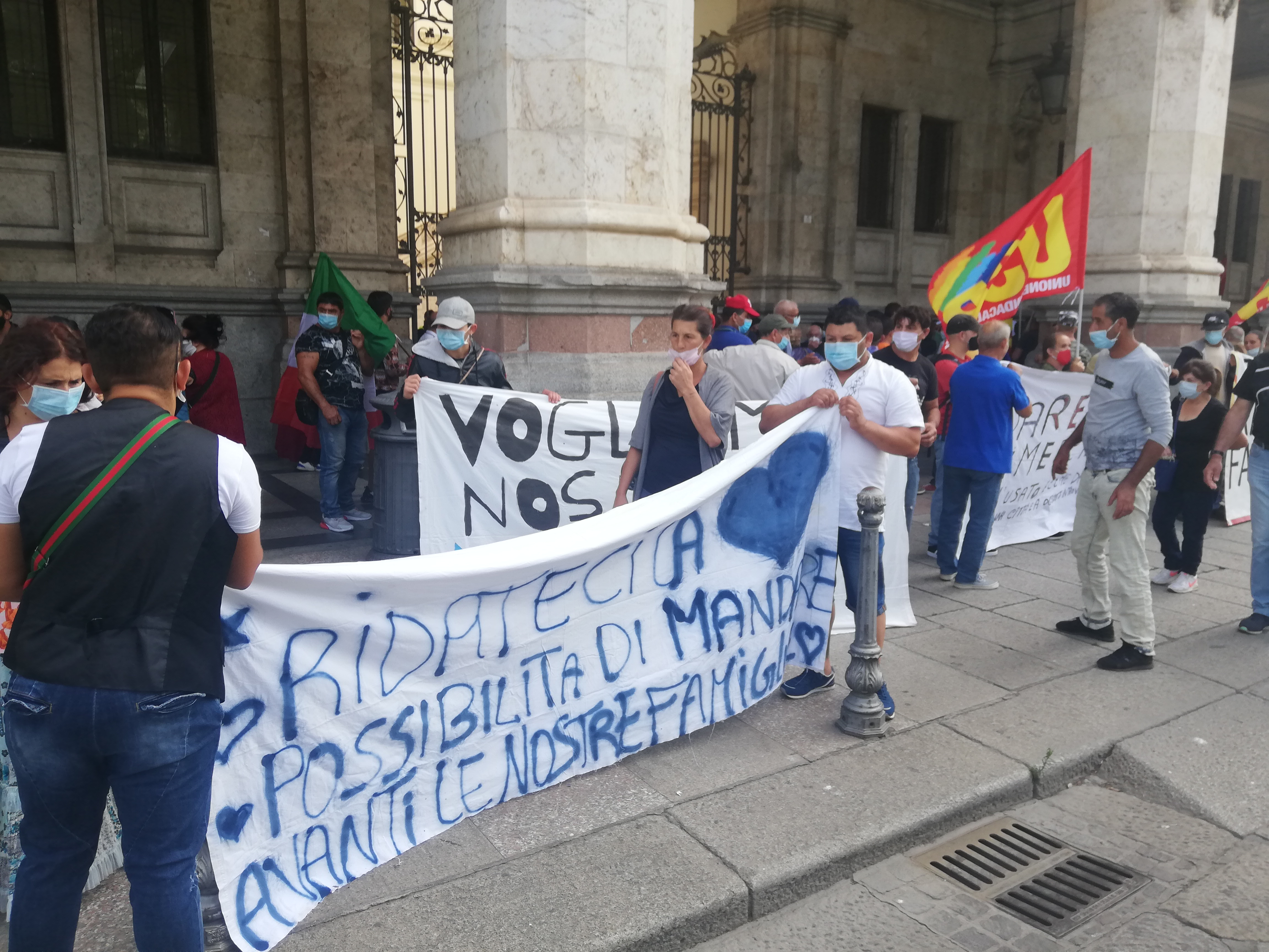 Cagliari, maxi manifestazione degli ambulanti “irregolari” di Sant’Avendrace: “Vogliamo solo guadagnarci il pane” 