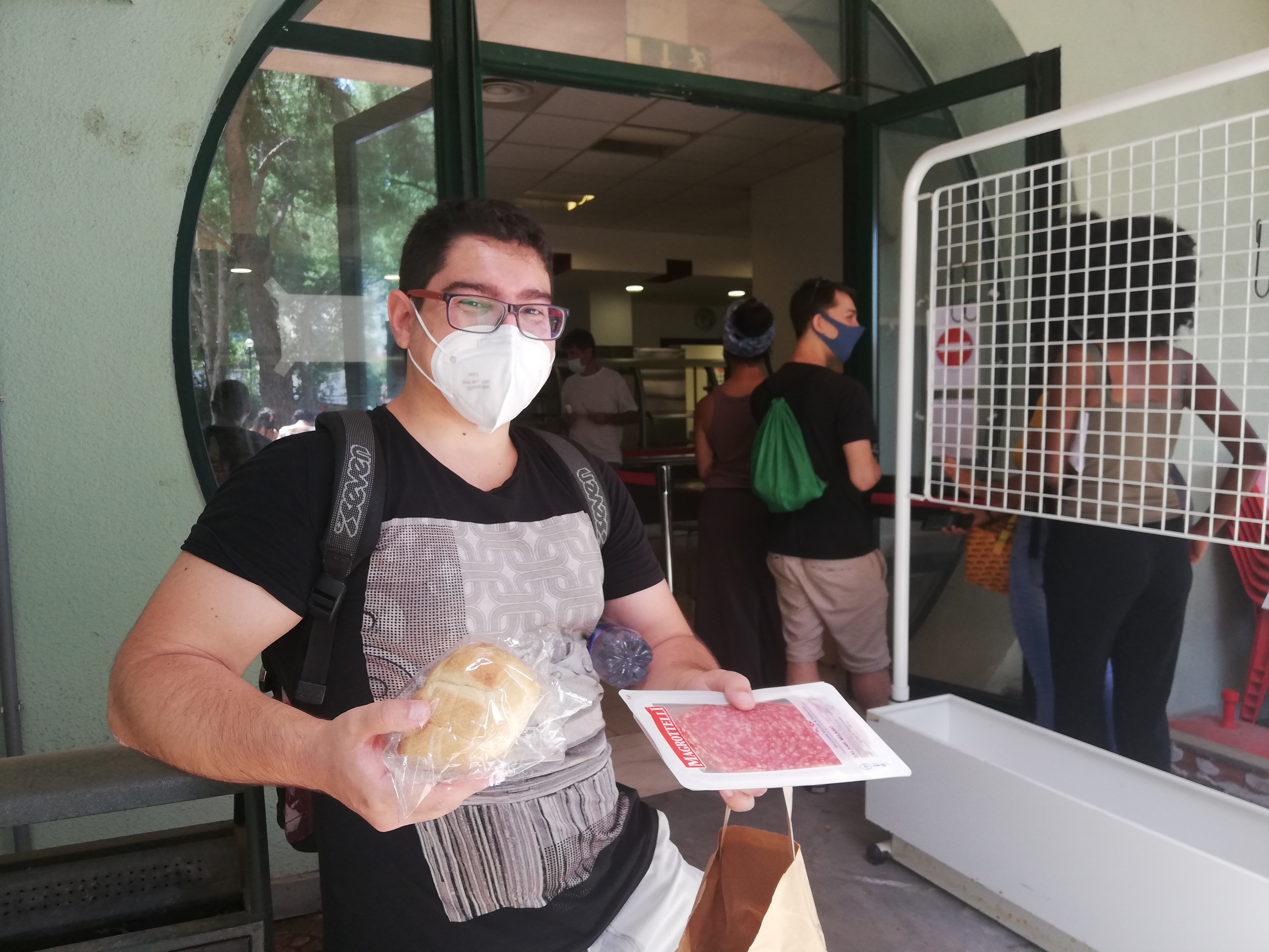 Cagliari, gli universitari occupano la mensa: “Panino come in gita e banane per i vegetariani, vergogna”