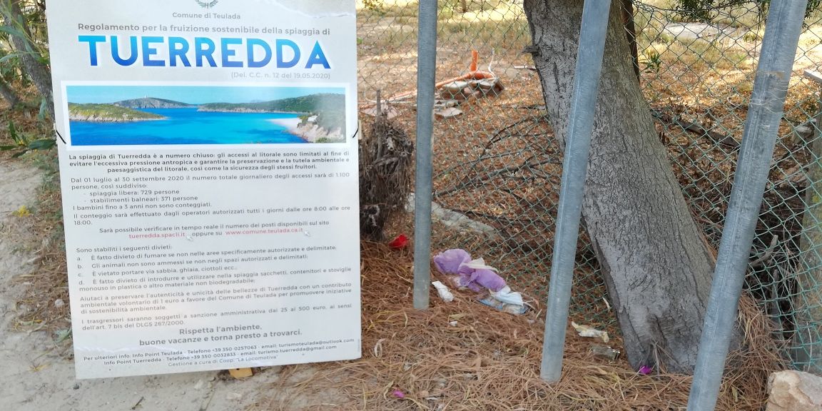 Tuerredda meravigliosa, ma anche sfregiata dalle mascherine usate: la protesta di una donna tedesca