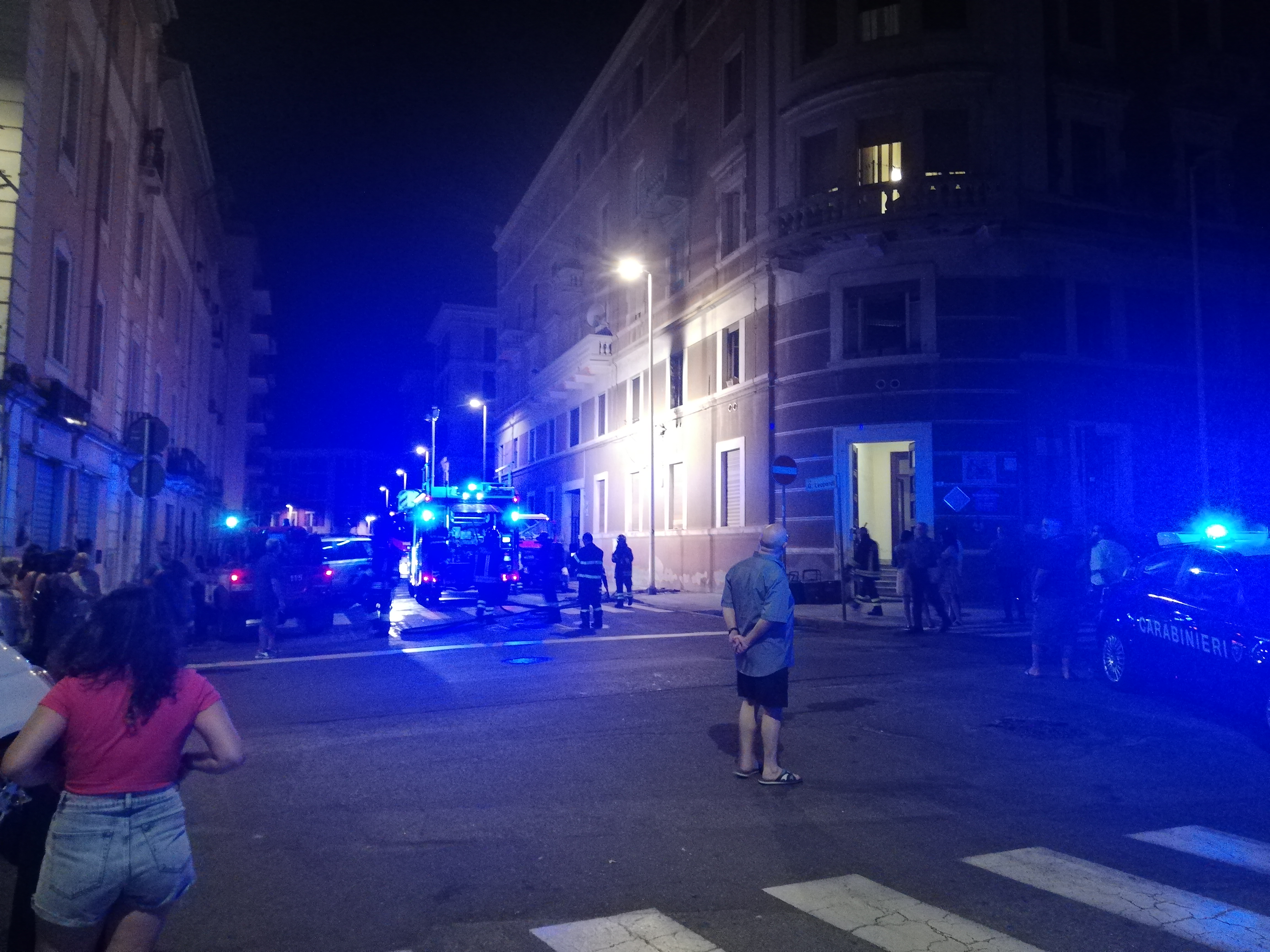 Cagliari, incendio nella notte in via Manzoni: le fiamme colpiscono uno studio dentistico