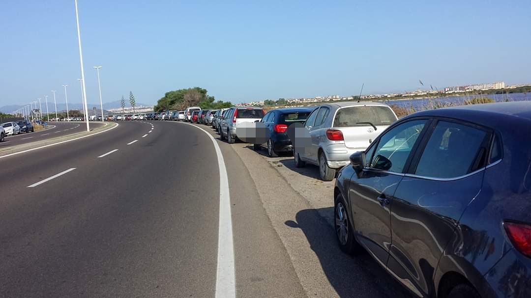Sosta selvaggia al Poetto di Quartu: “Le auto parcheggiate possono costituire un pericolo”