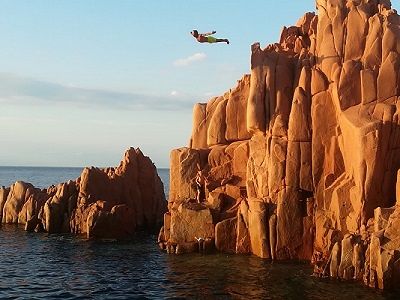 Spettacolare volo d’angelo dagli Scogli Rossi di Arbatax