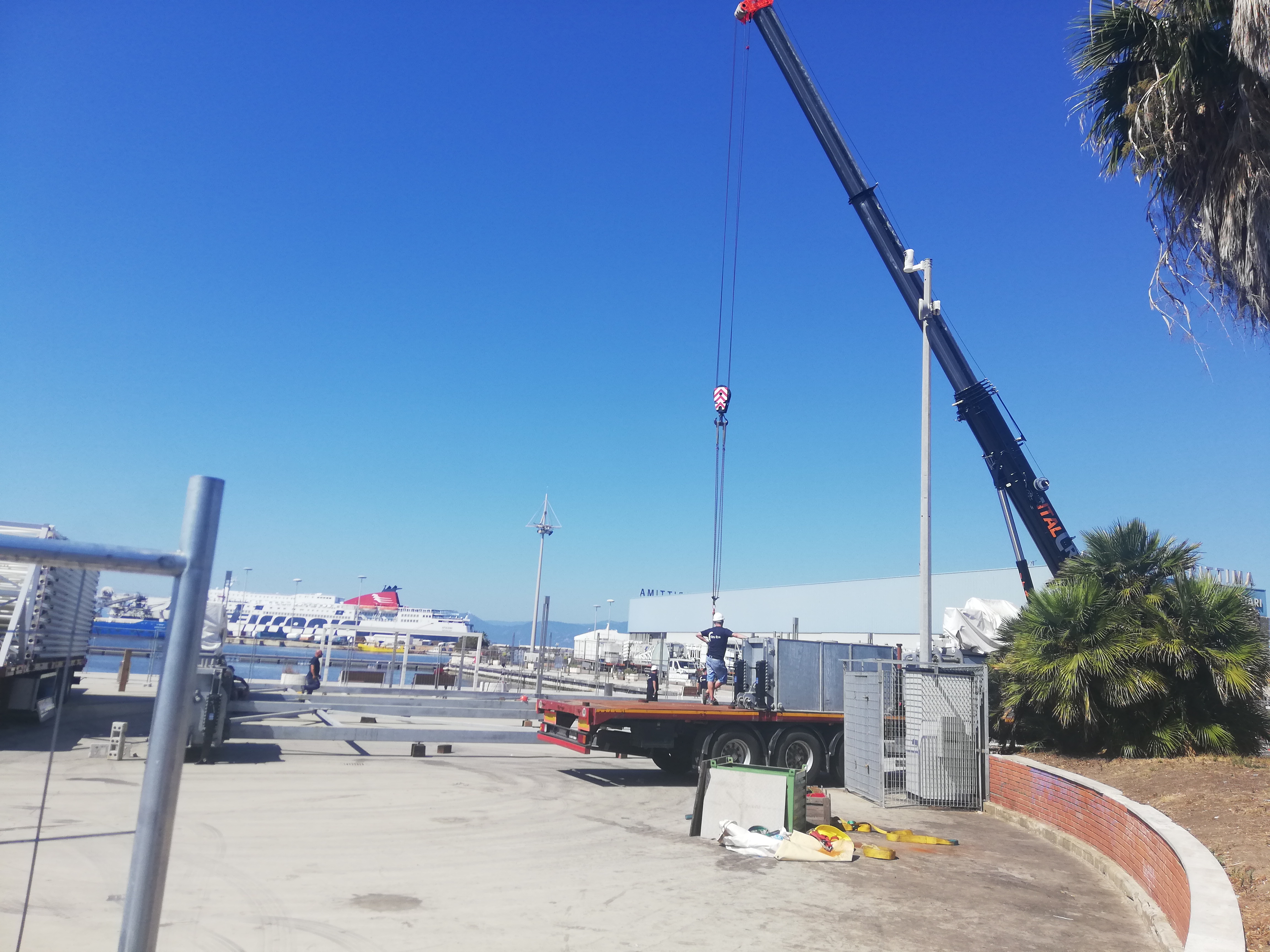 Cagliari, la ruota panoramica è arrivata al porto: “Potrà dare lavoro a 25 persone”