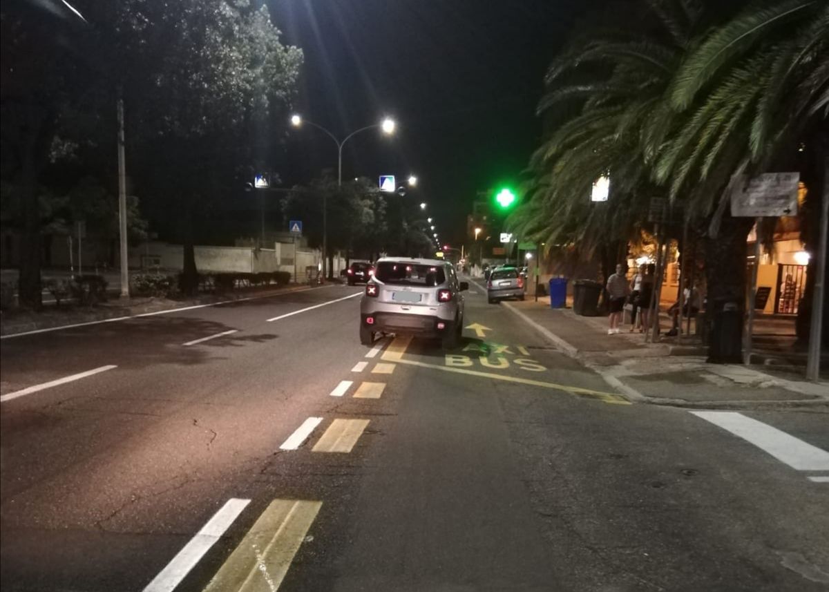 Cagliari, brutto incidente in viale Poetto: giovanissimo investito sulle strisce da una jeep
