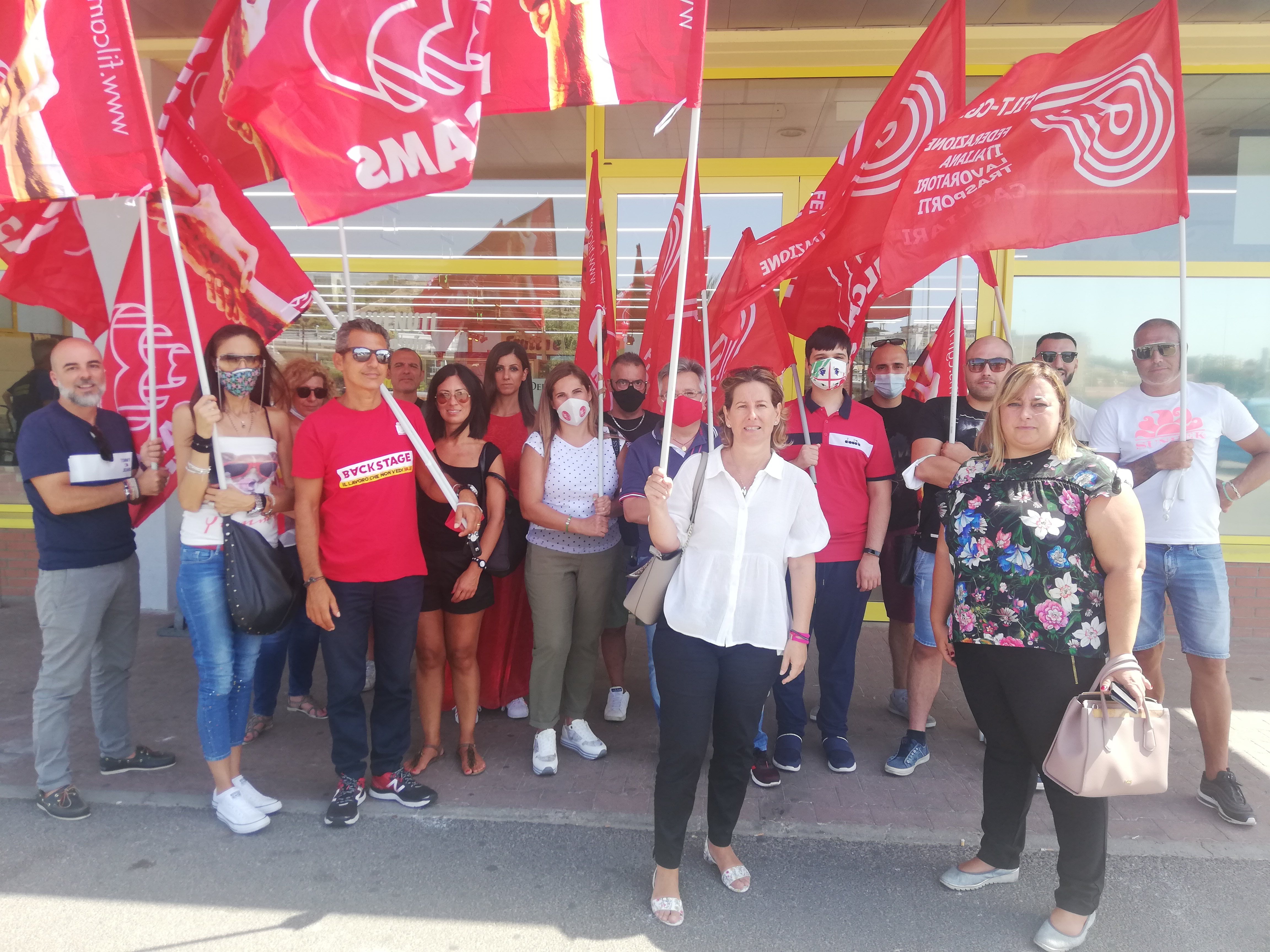 Cagliari, la rabbia degli scaffalisti dell’Eurospin: “Pagati 4 euro l’ora, è sfruttamento”