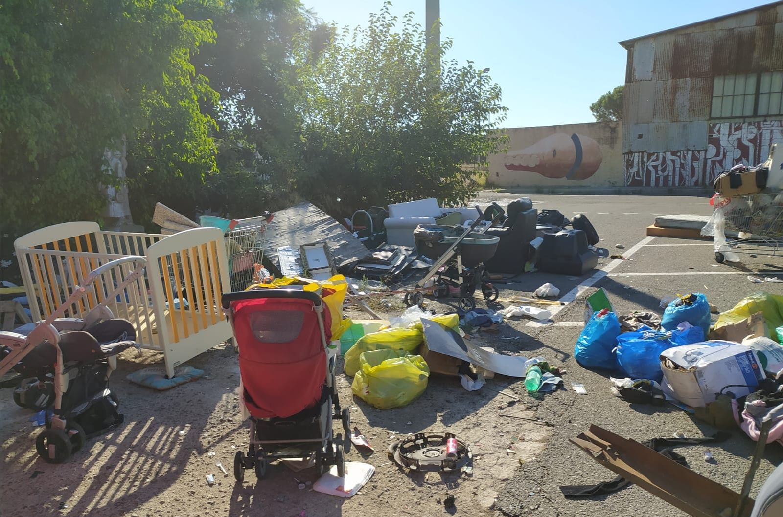 Periferia di Monserrato trasformata in discarica abusiva, dieci persone identificate: “Ora bonificate entro una settimana”