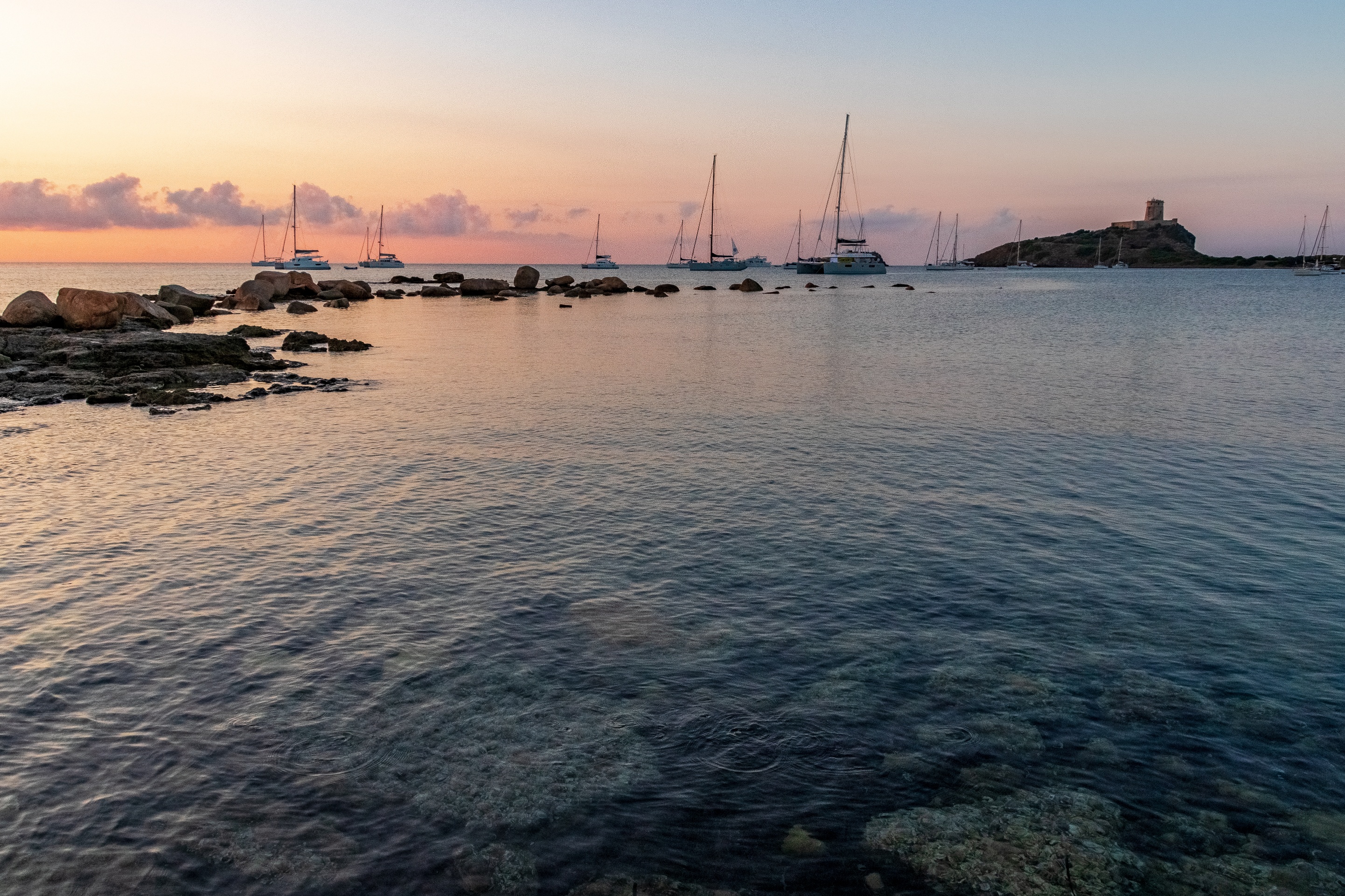 Metti un bellissimo tramonto a Nora, spiaggia unica della Sardegna