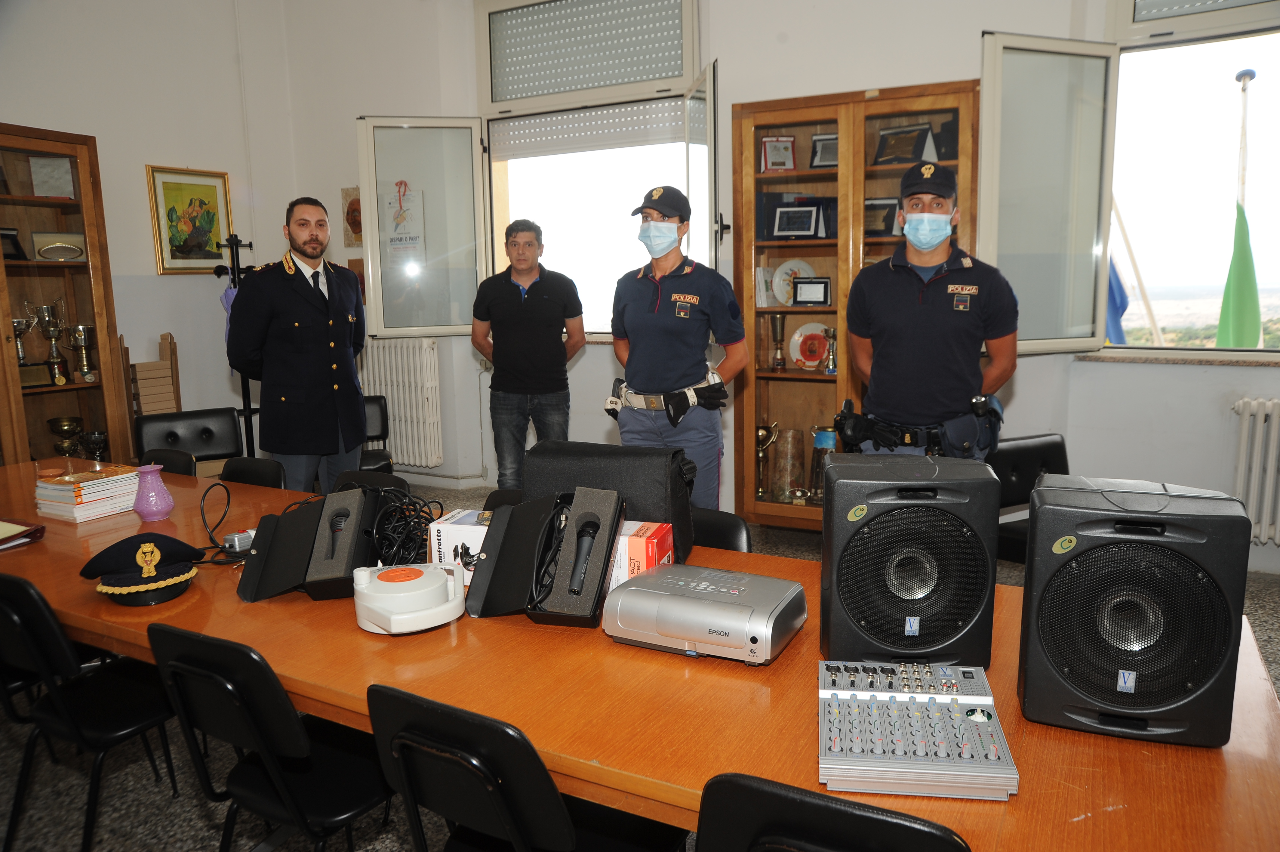 Bolotana, furto a scuola durante il lockdown. La polizia restituisce la refurtiva sequestrata