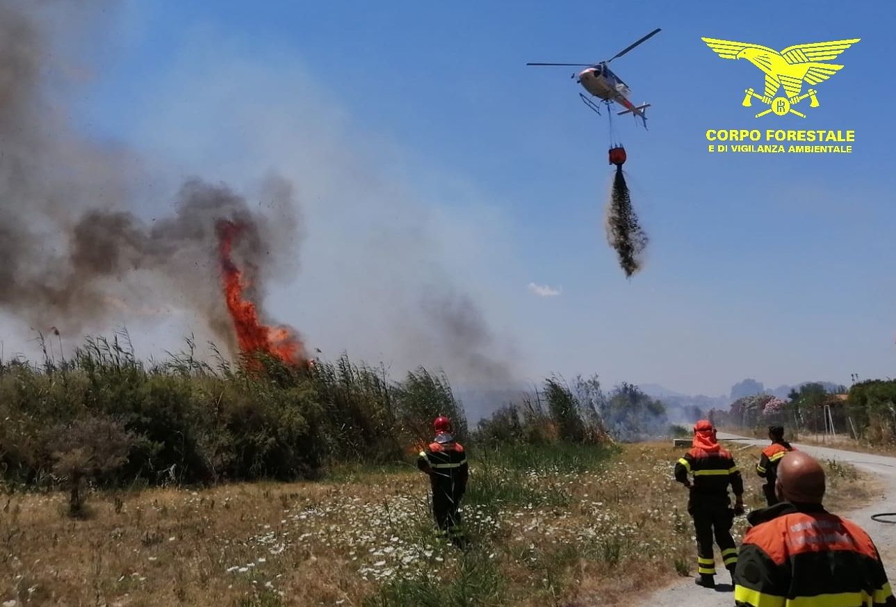 Fiamme nelle campagne di Perfugas, elicottero della forestale sul posto