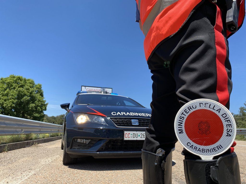 Orosei, picchia i genitori e minaccia i carabinieri con due coltelli: 24enne in manette