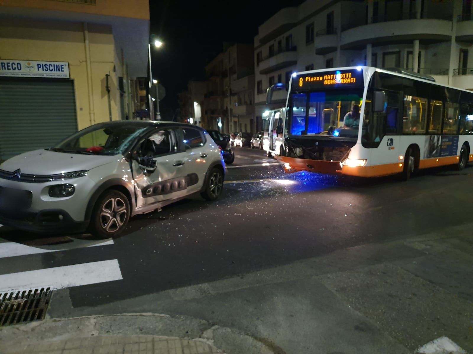 Cagliari, pauroso schianto tra auto e bus in via Is Maglias: donna all’ospedale