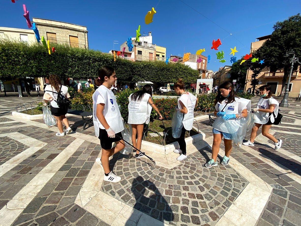 Caccia alle sigarette abbandonate dagli incivili, a Sant’Antioco 31 bambini diventano “moschettieri dell’ambiente”