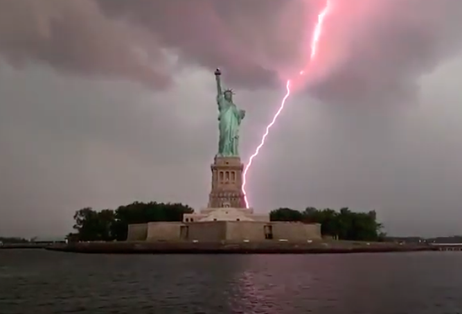 Fulmine colpisce la Statua della Libertà: immagine spettacolare – VIDEO