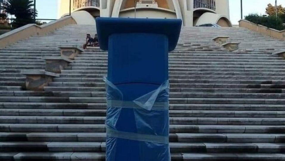 Cagliari, il parchimetro-obbrobrio davanti alla chiesa sarà tolto: “Non l’ha messo il Comune”