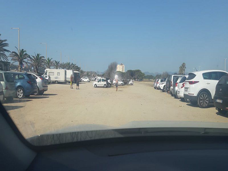 Cagliari, al Poetto ritorna l’allarme dei parcheggiatori abusivi: “Pretendono 3 euro”