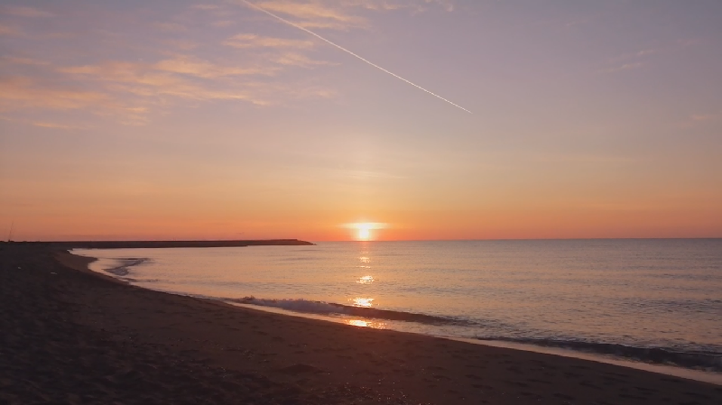 Una spettacolare alba sulla spiaggia di San Giovanni a Muravera – VIDEO