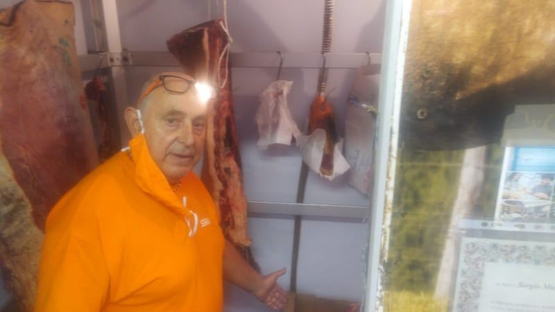 Cagliari, stop al ritiro dei rifiuti al mercato: “Butteremo gli scarti di carne e pesce per strada”