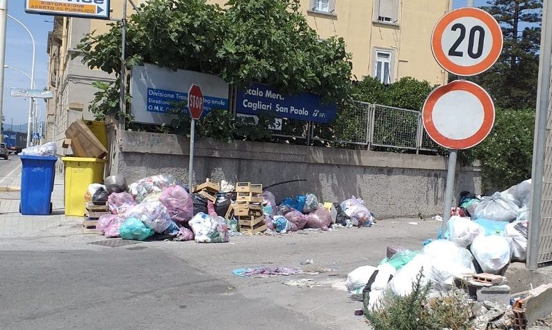 Caos rifiuti, discarica in viale La Playa: “Un schifo proprio all’ingresso di Cagliari”