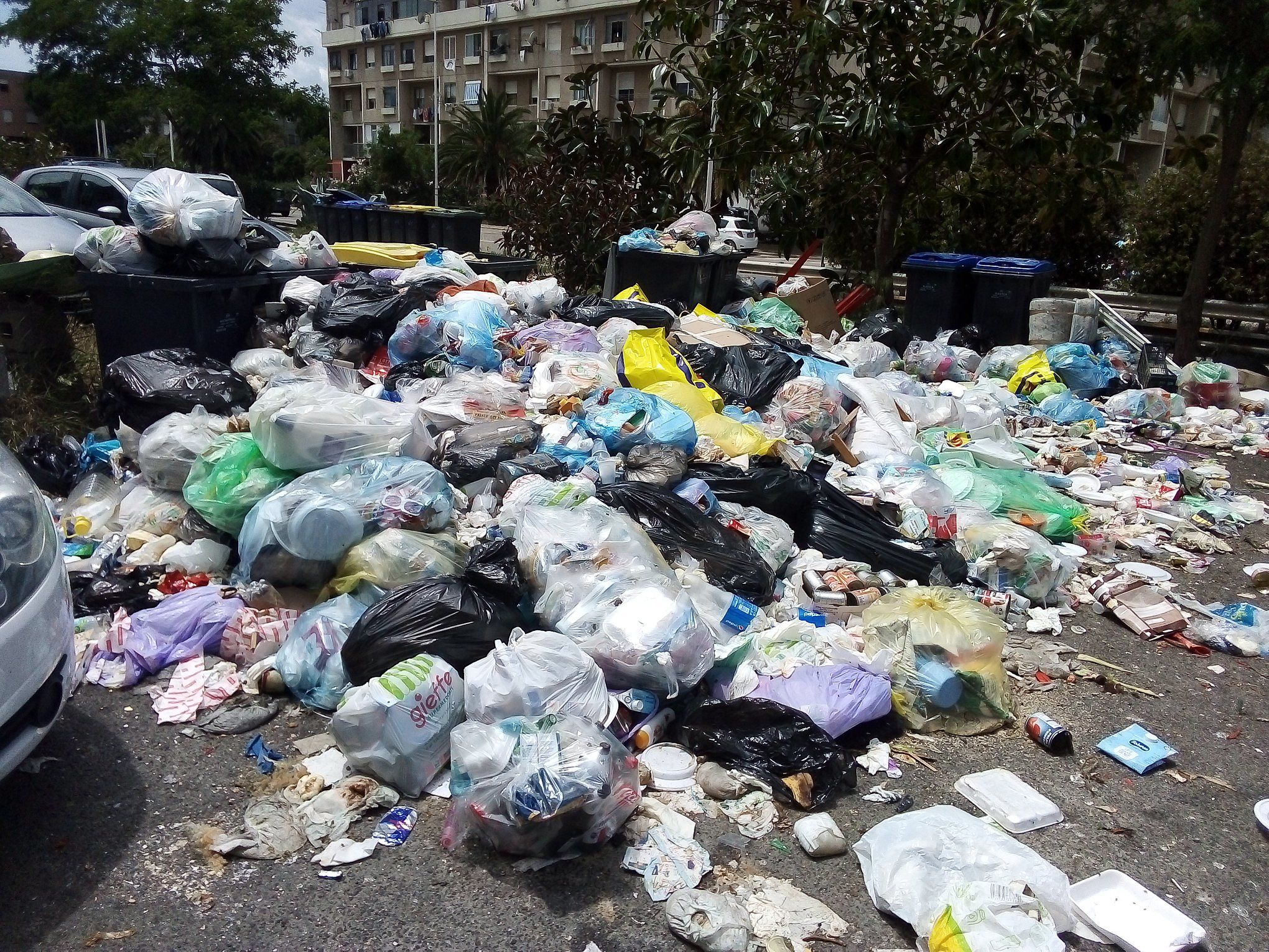 Caos rifiuti a Cagliari, operaio della De Vizia circondato e minacciato a Sant’Elia: “Raccogli tutto”