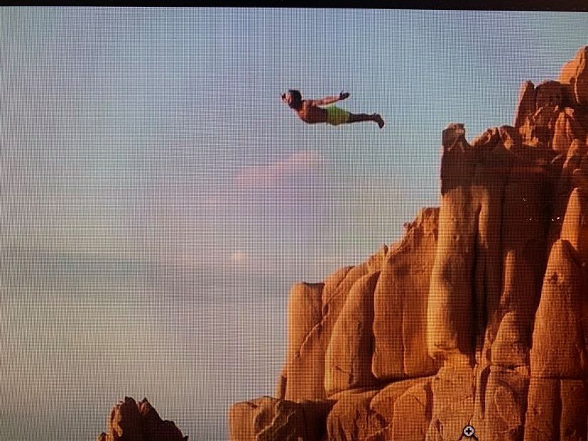 Tuffo a volo d’angelo dalle Rocce Rosse di Arbatax: la foto spettacolare di Luciano
