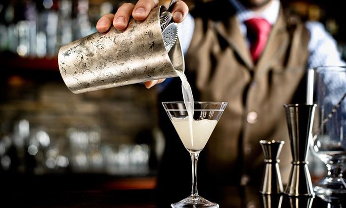 Baristi senza mascherina, i clienti chiamano la polizia: multa a un bar di Sassari