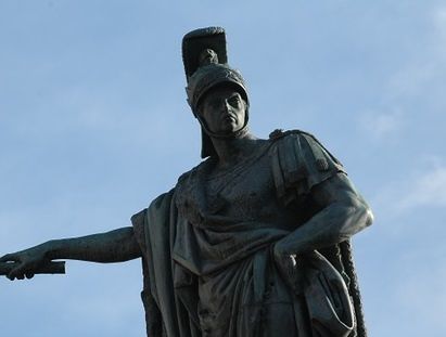 Vandali scatenati a Cagliari, vernice rossa contro la statua di Carlo Felice
