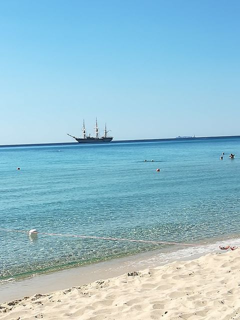 Costa Rei, la spiaggia è ancora più bella del solito con l’Amerigo Vespucci sullo sfondo: la foto di Alessandra