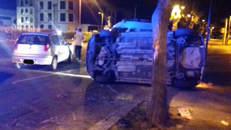 Schianto tra auto a Cagliari, Toyota ribaltata finisce contro un albero: 20enne ferita