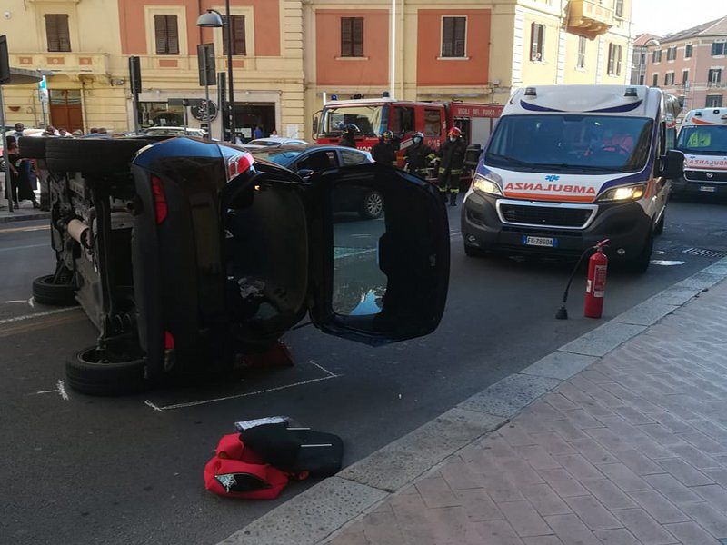 Paura in via Paoli a Cagliari, donna perde il controllo dell’auto e si ribalta