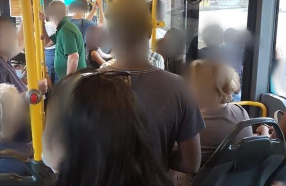 “Poco spazio in piedi sul bus 9 del Ctm per Assemini, molti sedili ancora vietati: assurdo”