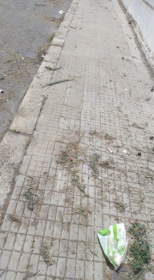 San Michele, non basta la spazzatura: “Tagliano l’erba dai marciapiedi e lasciano un letamaio davanti alle case”