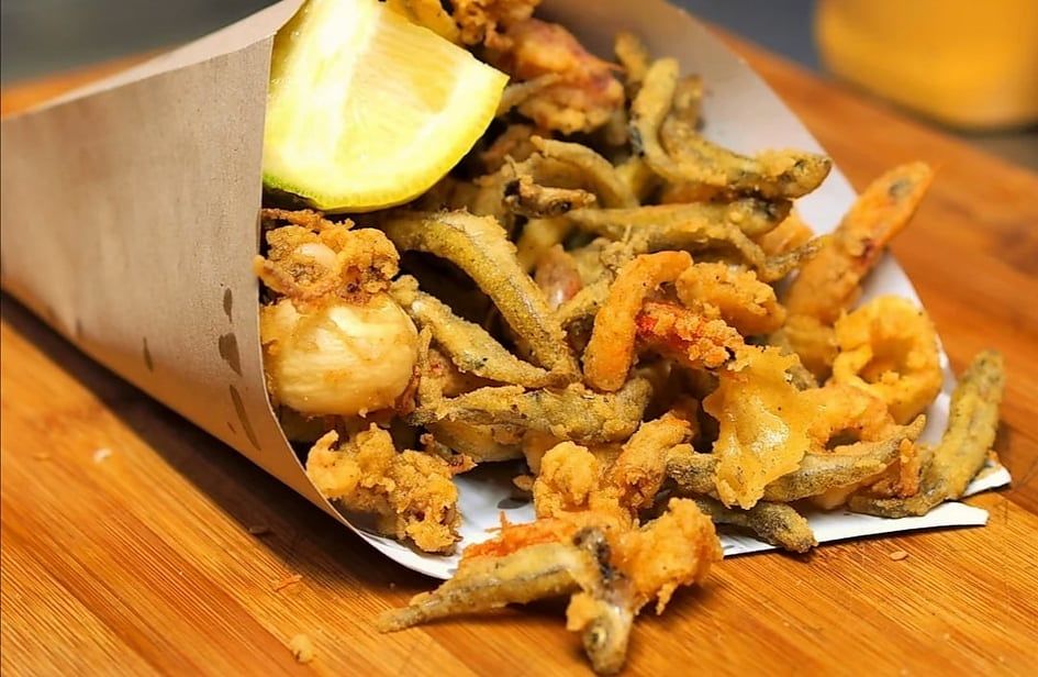Ecco i fritti e malloreddus da passeggio: lo street food invade il centro di Cagliari