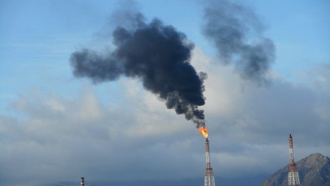 Black out alla Sarlux e fumi neri a Sarroch, il sindaco: “Impianti bloccati, basta disagi per la popolazione”