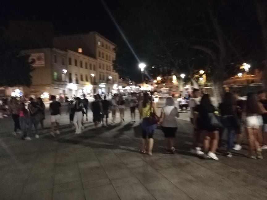 “Alcol e molestie, ragazzini terribili in piazza Garibaldi a Cagliari: non ne possiamo più”