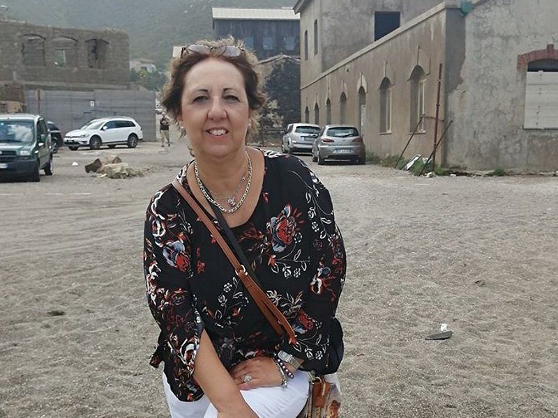 Dramma a Porto Palmas, precipita dalla scogliera davanti agli occhi della figlia: addio a Maria Paola Ghisu