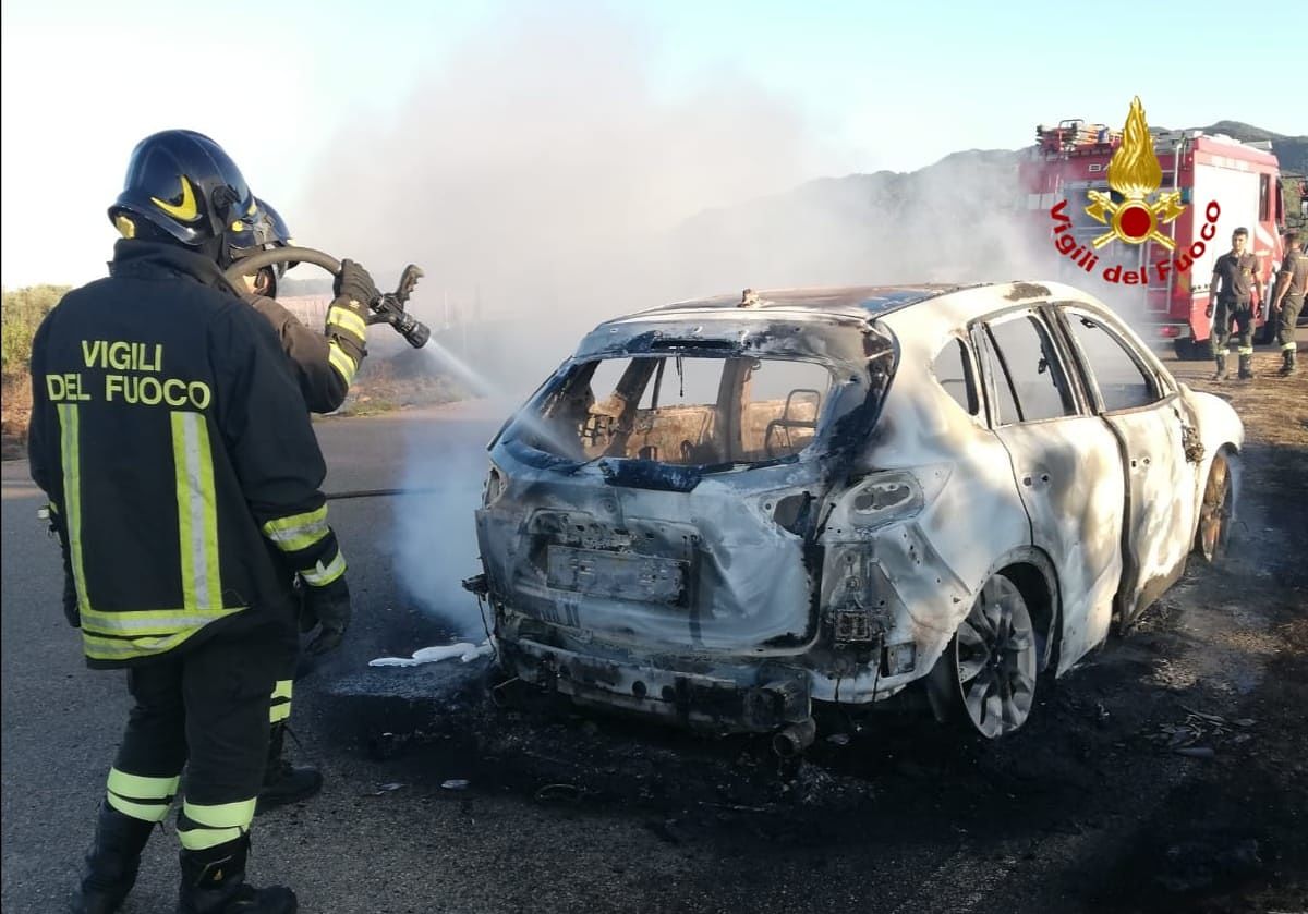 Paura a Iglesias, auto in fiamme sulla provinciale 1: in cenere uliveti e un vigneto