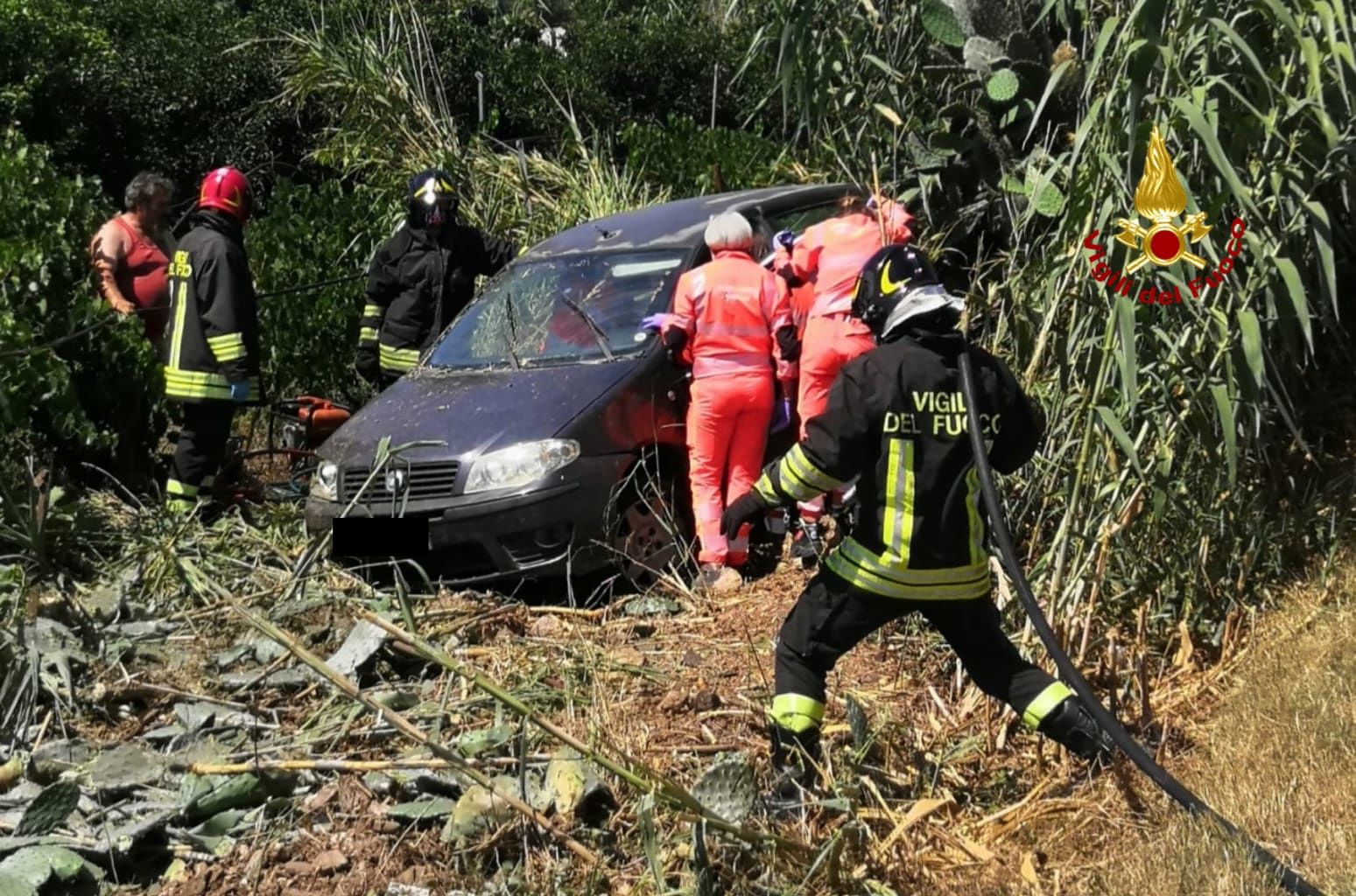Incidente a San Sperate, auto sbanda e finisce fuori strada: un ferito